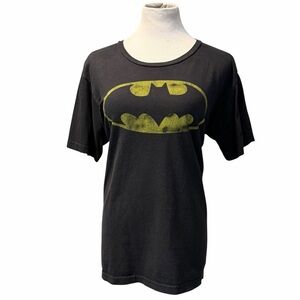 10/$25🦋 Batman Black & Yellow Distressed Logo Graphic Tee - Size Large
